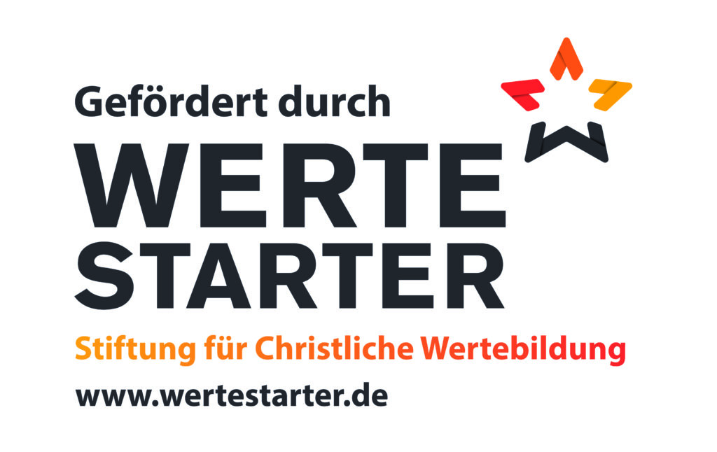 Logo mit deutschem Text: Gefördert durch die WERTESTARTER Stiftung für christliche Wertebildung www.wertestarter.de sowie ein stilisierter Stern aus roten, orangefarbenen und schwarzen Formen.