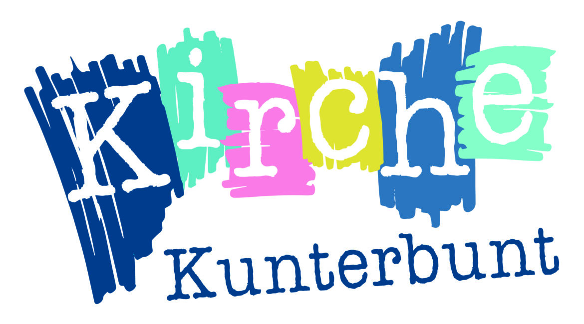 Das Bild zeigt den Text Kirche Kunterbunt in einer verspielten Schriftart, mit jedem Buchstaben von Kirche auf einem bunten Pinselstrich-Hintergrund.