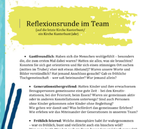 Ein deutsches Textdokument mit dem Titel „Reflexionsrunde im Team“, versehen mit blauen und gelben Aquarellakzenten und unter dem Titel aufgeführten Reflexionsfragen.